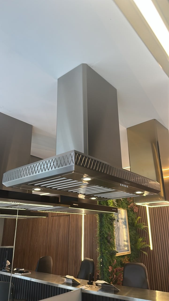 Coifa Slim Diamond em inox no showroom Kitchen’s Hood