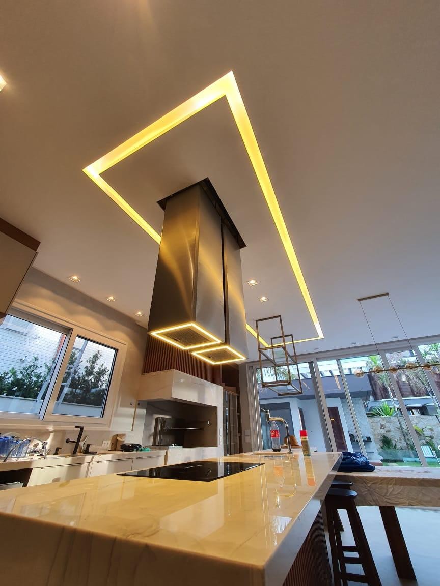Coifas Square em projeto de cozinha com ilha