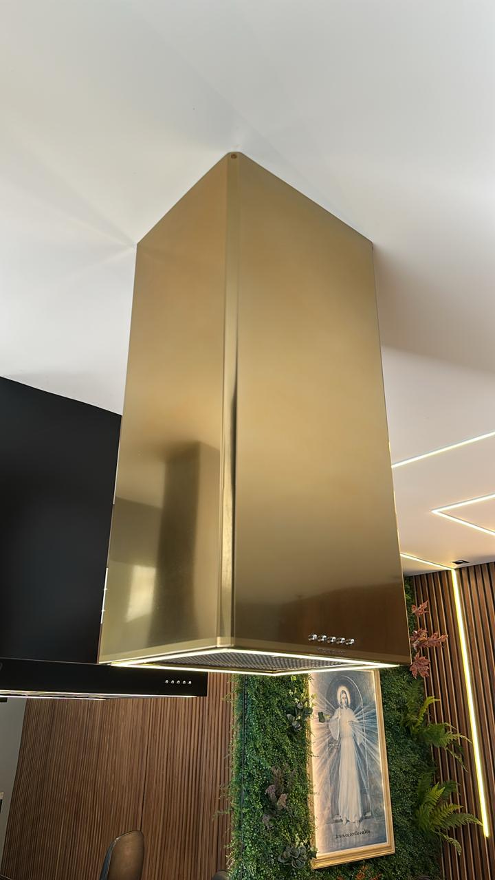 Coifa Square com acabamento dourado